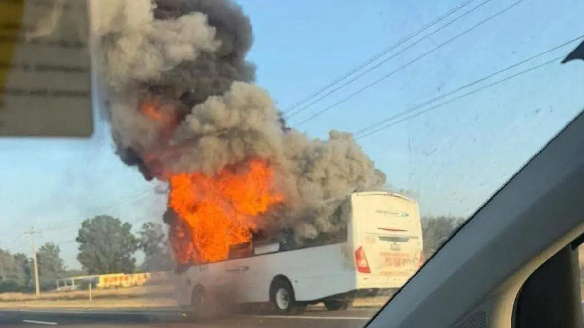 Se incendia camión de transporte de personal en la carretera Silao