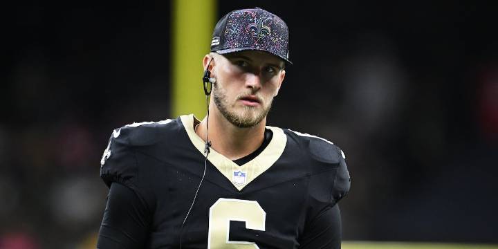 Rookie QB Shough to make second start as Saints visit red