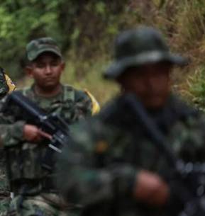 Continúa la polémica en Colombia por bombardeos a grupos armados pese a la muerte de menores reclutados