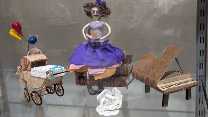 Murcia Plaza Cultura | Los libros desechados cobran una nueva vida en Mazarrón con la exposición 'Un Mundo de Papel'