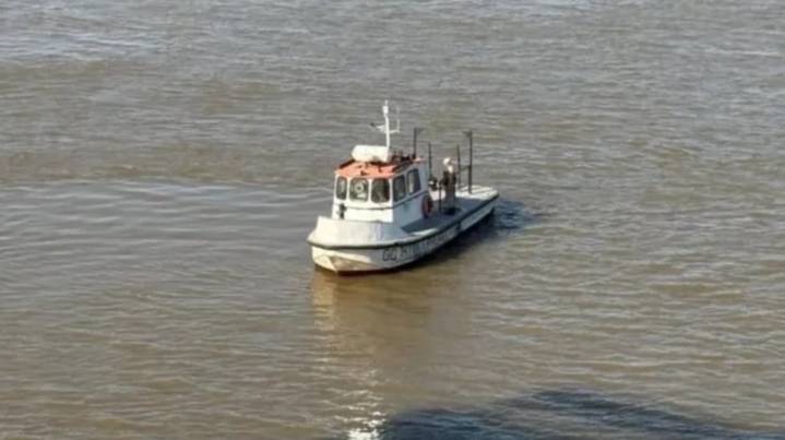 Desesperada búsqueda en el río Paraná: un policía cayó al agua tras el choque de su lancha y no volvió a salir