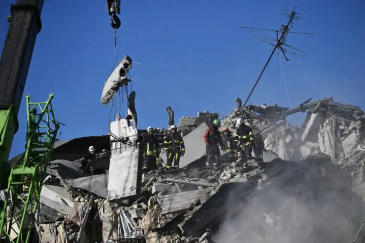 Cuatro muertos y al menos 24 heridos por ataque "masivo" ruso contra capital de Ucrania