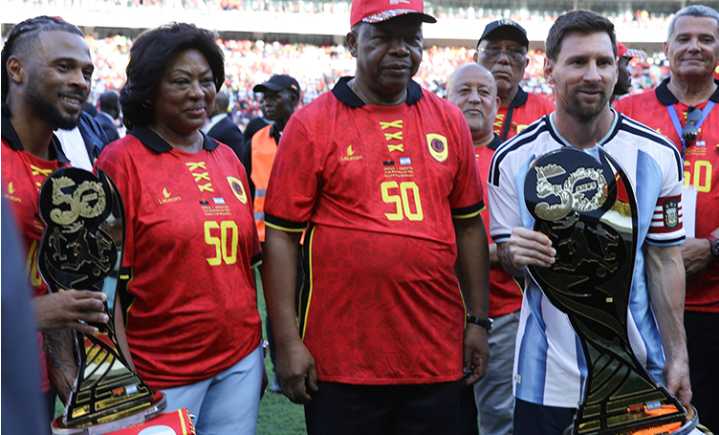 ¡Ganó la Scaloneta! El llamativo trofeo que le dieron a Lionel Messi en Angola: "Casi era más alto que él"