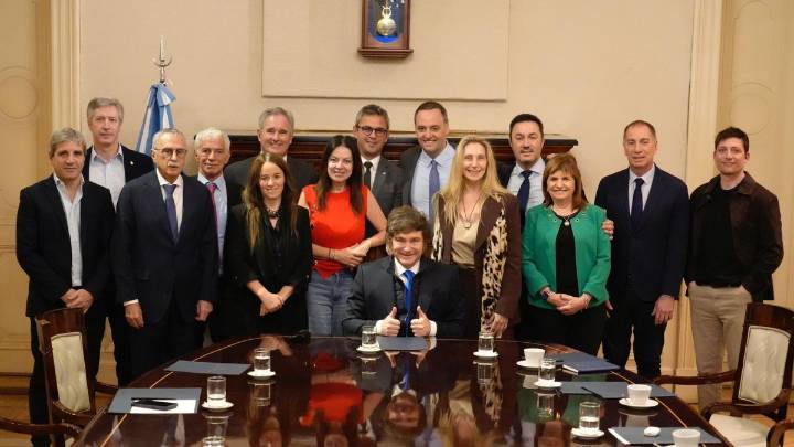 Milei presentó oficialmente a su nuevo Gabinete con una foto grupal en Casa Rosada
