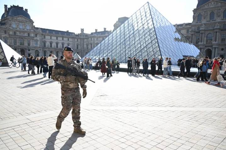 Two new suspects handed preliminary charges in Louvre jewels heist case, Paris prosecutor says