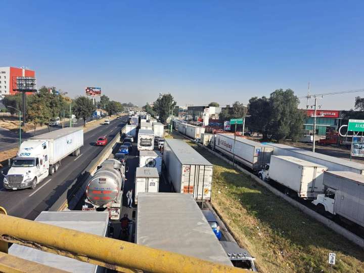Colapsa la México–Querétaro tras accidente de carga pesada
