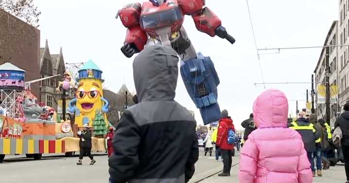 'A tradition.' Families gather to enjoy Detroit's Thanksgiving Day parade