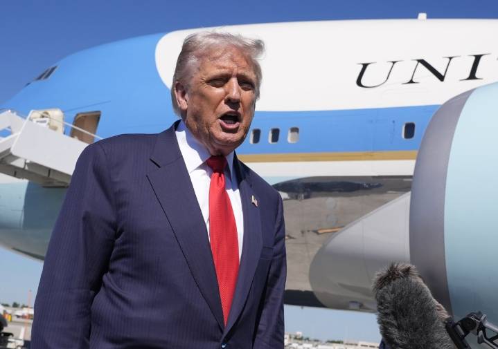 Trump asegura que intenta restablecer subsidios alimentarios paralizados por el cierre del gobierno