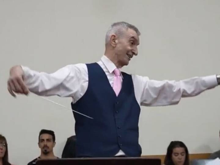 Nelson Castro fue ovacionado tras dirigir la Orquesta de la Sinfónica Juvenil en Chascomús