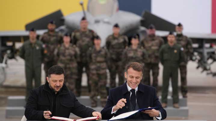 Zelenski reunirase en Madrid con empresas españolas de defensa tras pactar a compra de 100 cazas a Francia