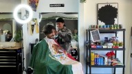 Barbero ofrece cortes gratis a cambio de donaciones en Albany
