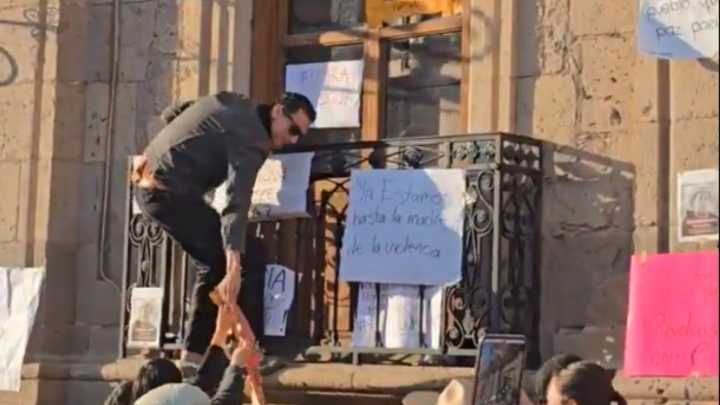 Manifestantes Irrumpen en Palacio de Gobierno de Uruapan por Asesinato de Carlos Manzo