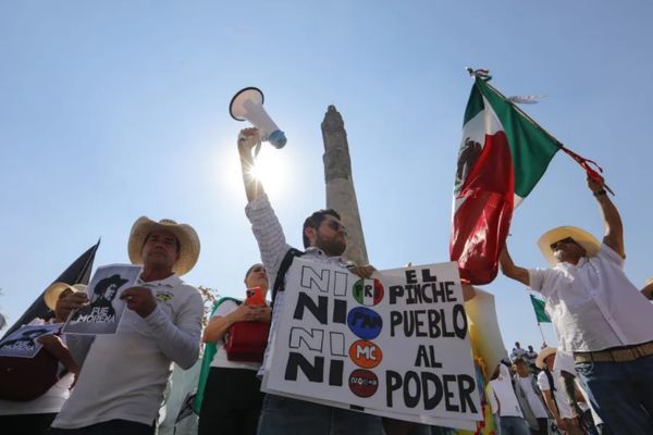 La marcha de la ‘Generación Z’ en México deja veinte civiles y más de cien policías heridos