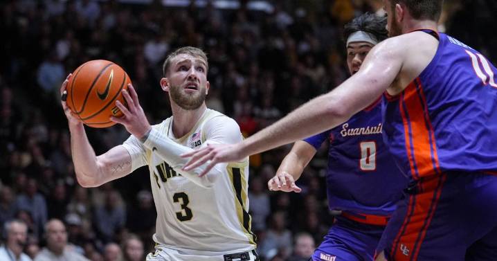 Loyer scores career-high 30 as No. 1 Purdue routs Evansville