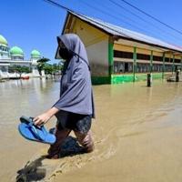 Indonesia, Thailand race to find missing as flooding toll rises to 480