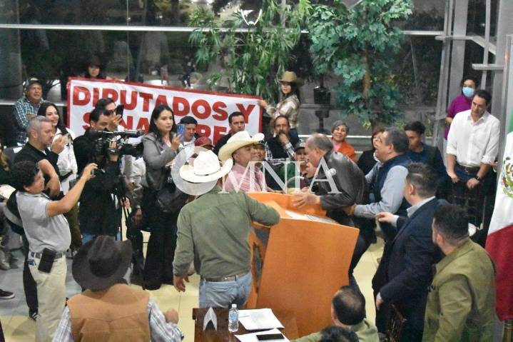 Galería: Martín Solís escapa de ser agredido por productores en el Congreso