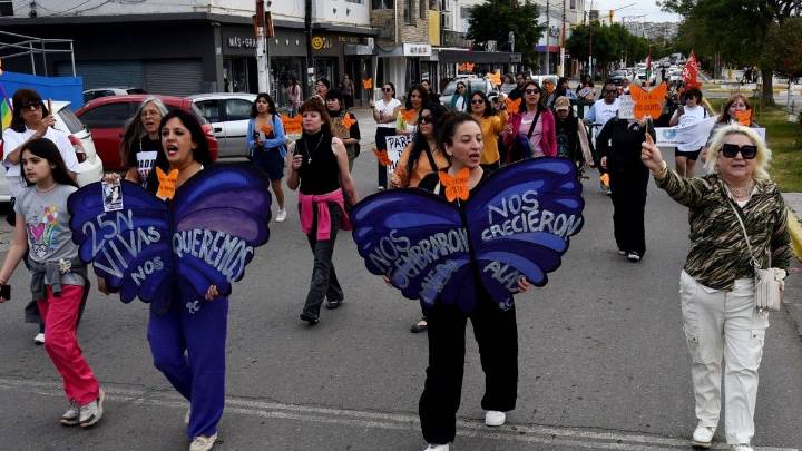 En Caleta también marcharon por la No Violencia contra la Mujer