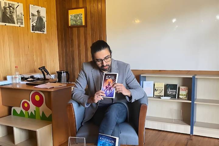 Escritor y poeta valdiviano, Óscar Díaz Antillanca, gana medalla de oro en importantes premios literarios de Estados Unidos: “Es un honor altísimo”