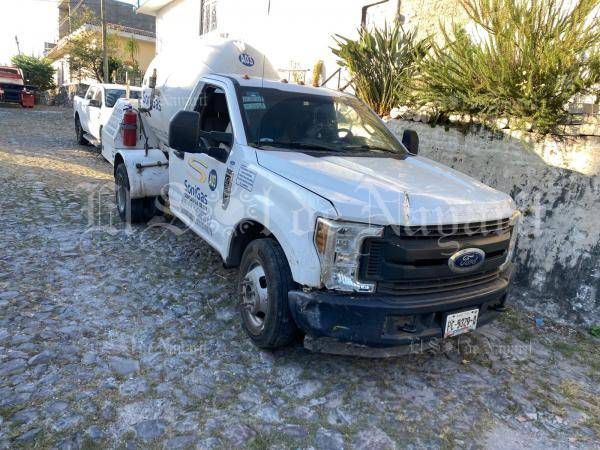 Pipa de SoniGas se queda sin frenos y provoca daños en Lomas Altas