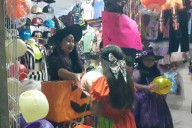 Diversos comercios participan en la Ruta Halloween donde pequeños se disfrazaron para salir a pedir dulces