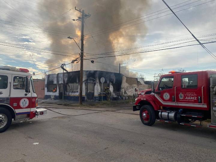 Incendio en local abandonado moviliza a cuerpos de emergencia en la colonia Melchor Ocampo