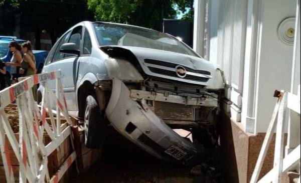 Tremendo choque en una avenida de La Plata: un auto terminó "en el aire" contra una casa