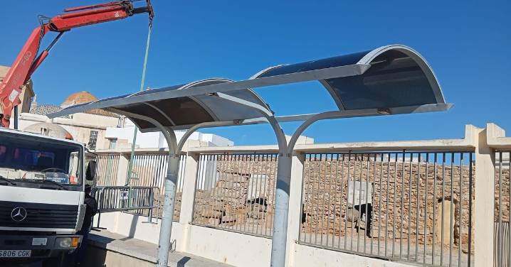 El Ayuntamiento arregla por fin una marquesina de autobús que rompió el último temporal en Cádiz
