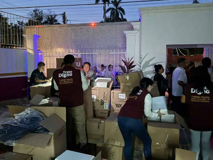 ISSSTE entrega apoyo a familias tras tormenta Raymond