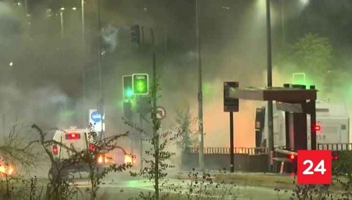 Peñalolén: dos carabineros lesionados y un detenido tras disturbios durante desmantelamiento de feria navideña ilegal