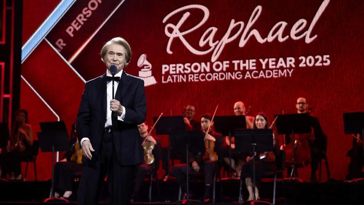 Raphael vive su gran noche en el homenaje de la Academia Latina de la Música