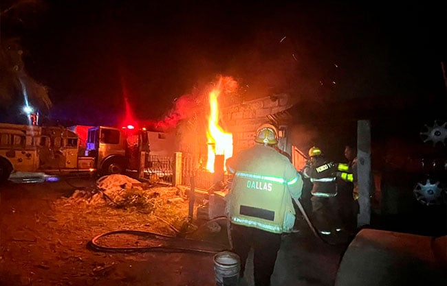 Fuego consume casa en Agujita en Sabinas