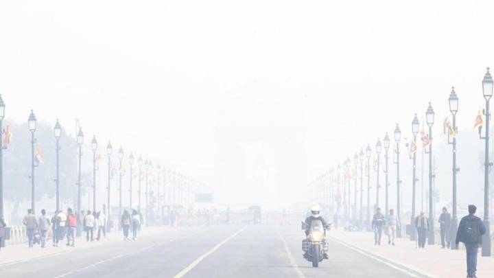 Delhi Air Quality Drops to ‘Severe’ as Temperature Falls to 9.7°C; IMD Predicts Clear Skies With Mist