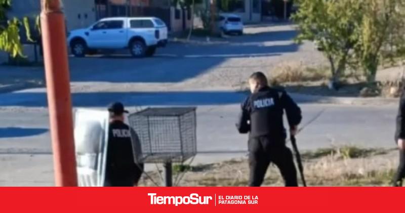 Caleta Olivia Enfrentamiento entre vecinos y policías dejó dos efectivos heridos
