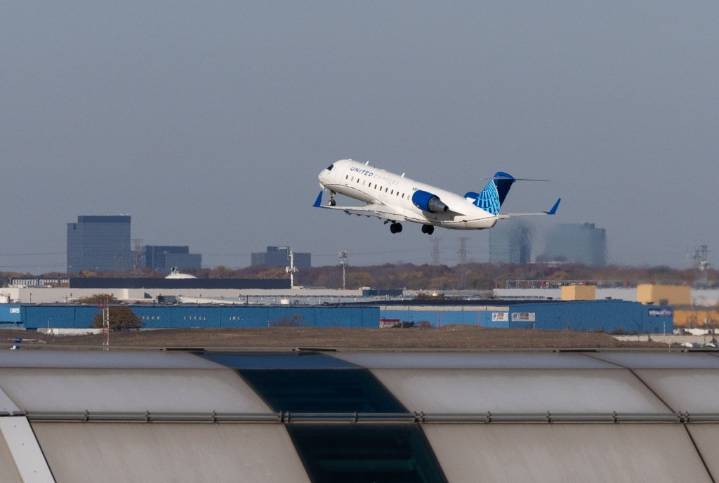 Nearly 100 flights at O’Hare, Midway cancelled due to FAA order
