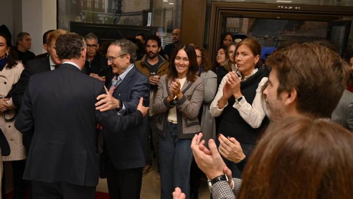 La lluvia no frena el dulce estreno de la nueva sede de La Crónica de Badajoz