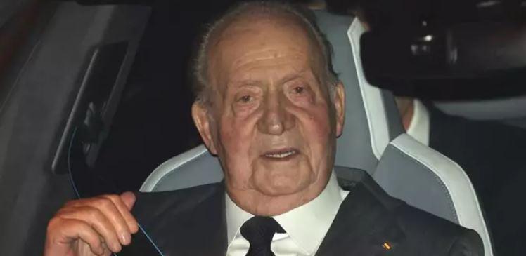 El rey Juan Carlos I permanece en la casa de Pedro Campos y cena con amigos