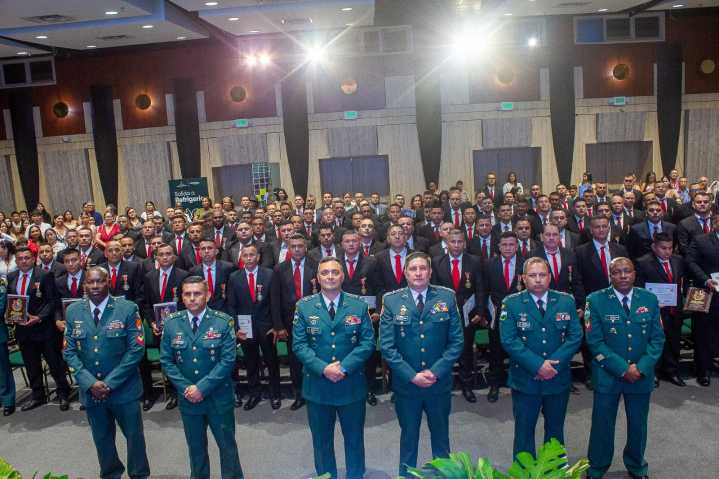 114 soldados profesionales del Ejército vuelven a casa como héroes