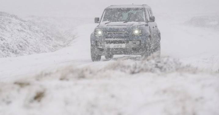 Is it snowing today in UK as 15 areas hit by Arctic blast amid Met Office alerts