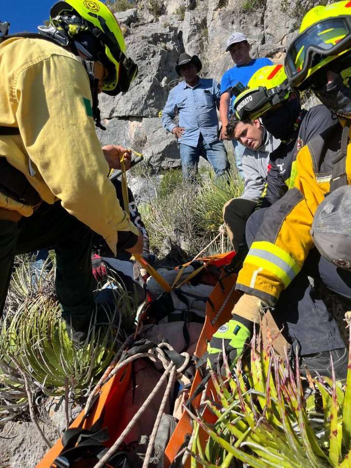Rescatan a pastor en la sierra de Bustamante