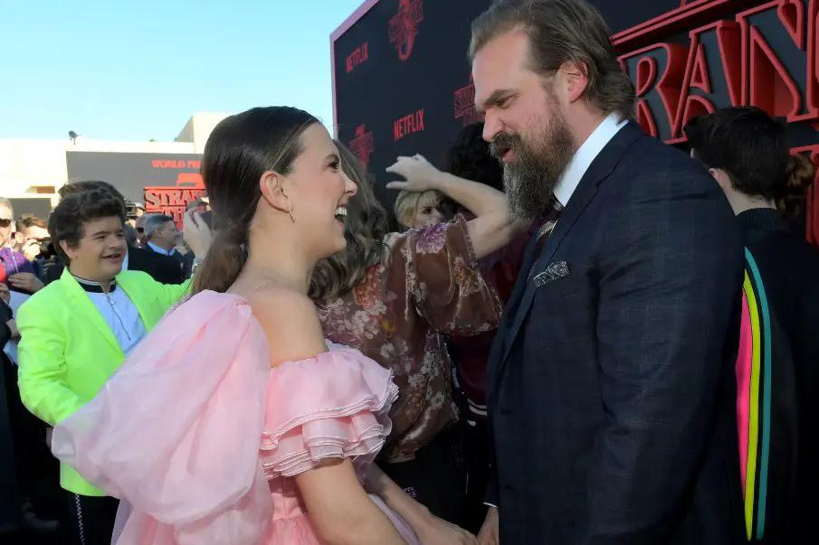 Millie Bobby Brown denuncia a David Harbour por acoso en el set de Stranger Things