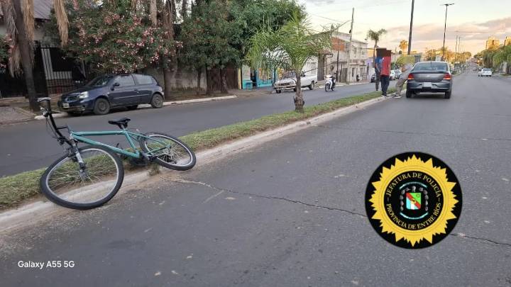 Un adolescente ciclista fue hospitalizado tras chocar un auto