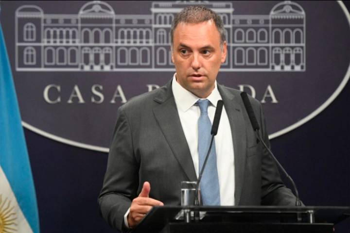 Adorni agradeció su designación como jefe de Gabinete y lo reemplaza Javier Lanari