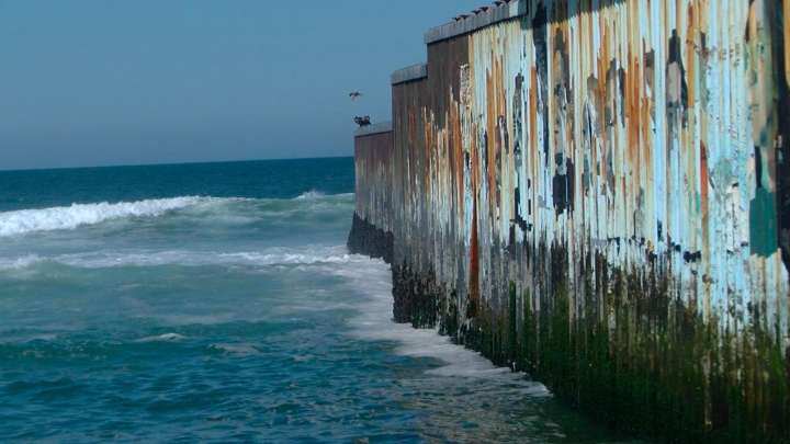 Rescatan a Hombre en Tijuana que Intentó Cruzar Nadando el Muro Fronterizo