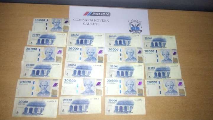 Pagó una PlayStation con $400.000 falsos y escapó, ahora es buscado