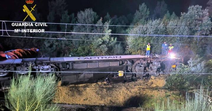 Atrapado el maquinista de un tren de transporte de ganado que descarriló en As Neves
