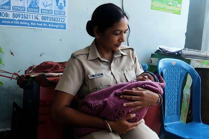 Heartwarming: Odisha lady constable tends to candidate’s baby during exam duty
