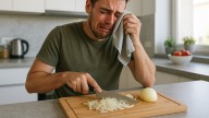 Confirmado por la ciencia: un estudio físico desvela el truco infalible para cortar cebolla sin llorar