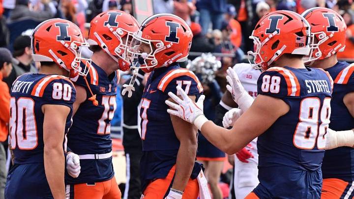 Luke Altmyer throws 4 TD passes to lead Illinois past Rutgers 35