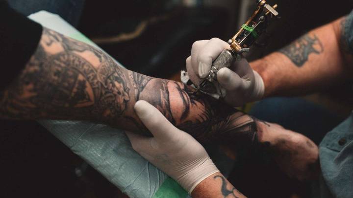 La tinta de los tatuajes podría alterar la respuesta a las vacunas, según un estudio científico
