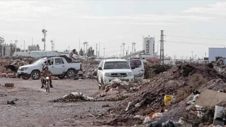 Los conductores que arrojen basura o escombros en Neuquén no podrán renovar su licencia